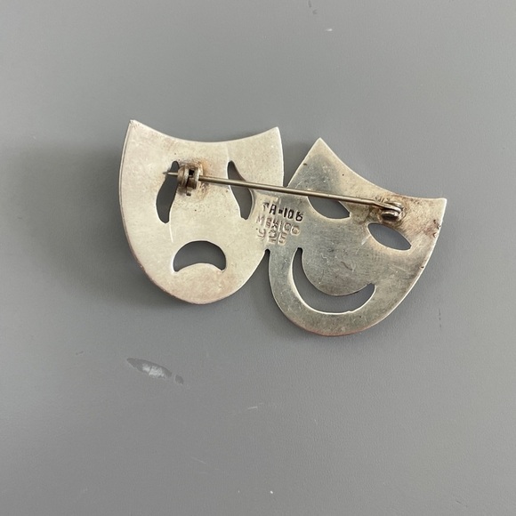 Silver Comedy and Tragedy Mask Brooch - Picture 3 of 3